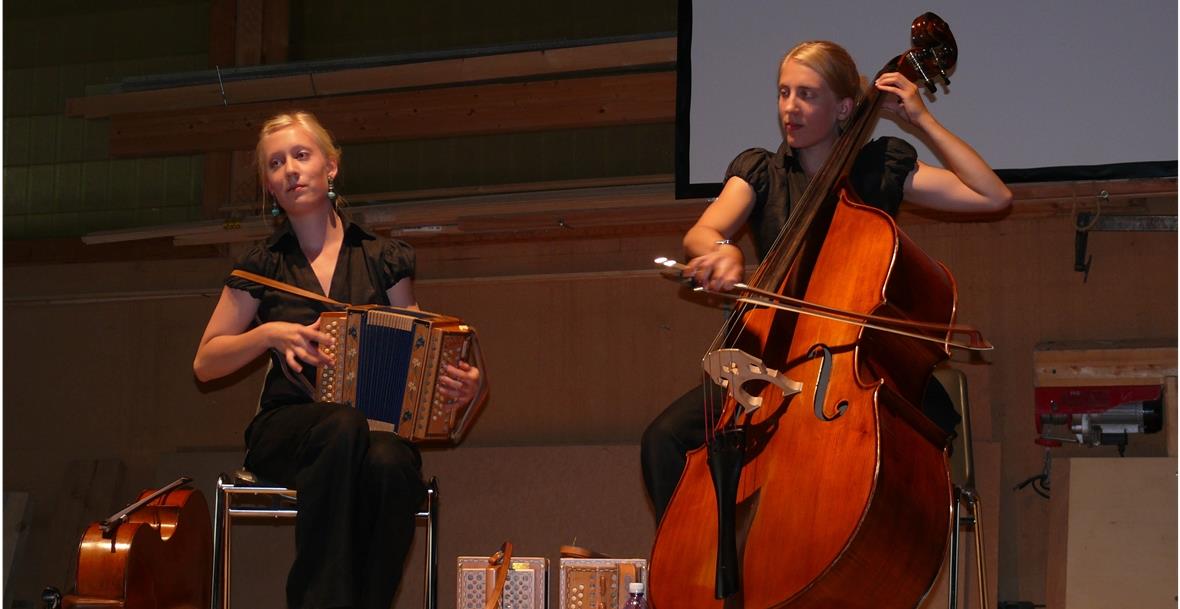 Virtuos spielte das Schwesterduo Kristina und Eveline Brunner.