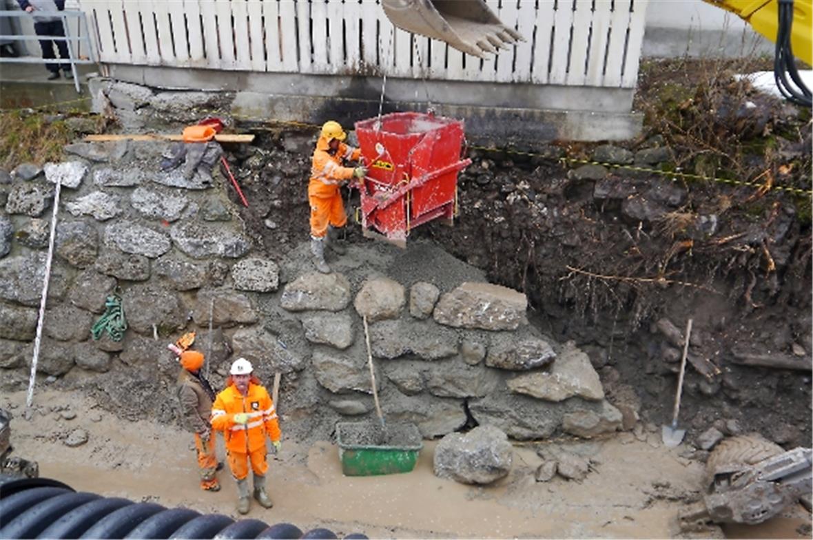 Vis-à-vis Marktplatz ist beim Restaurant Alpenrose die Böschungsmauer eingestürz...