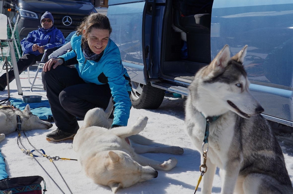 Viviane Castelberg geniesst mit ihren Hunden die Ruhe nach dem Rennen.