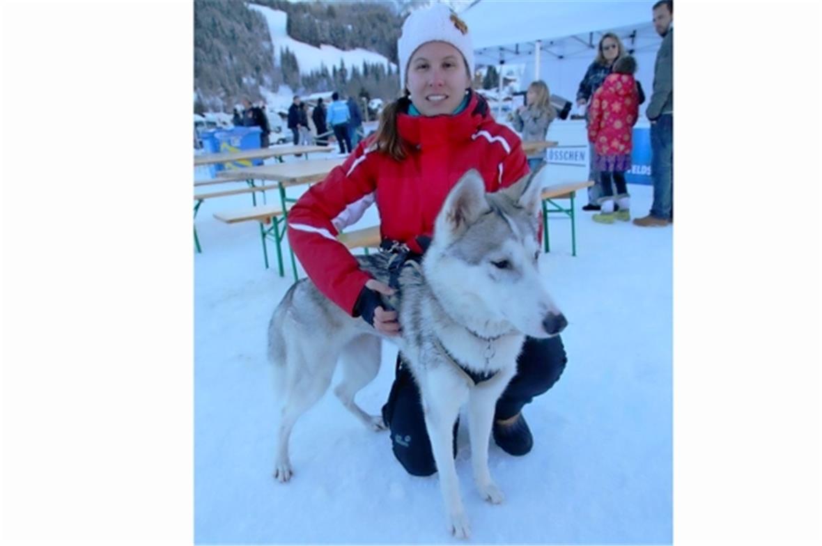 Vivienne Décurtine mit ihrem Sibirian Husky.