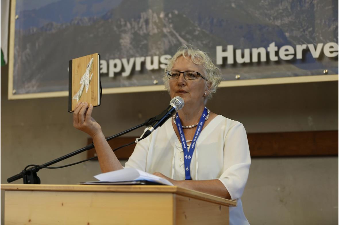 Vize-Präsidentin Christa Reusser grüsst den Präsidenten Beat Radelfinger, der im...