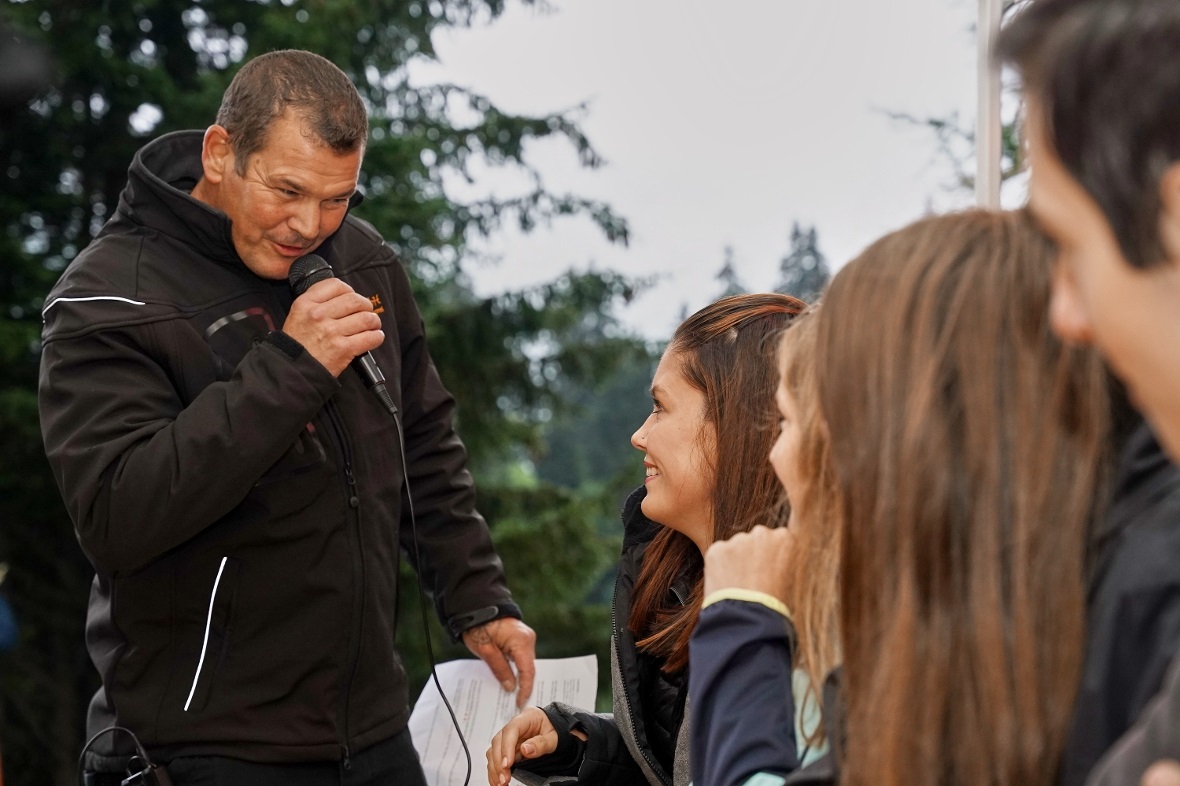 Vizegemeindepräsident Alain Lüthi nahm die Jungbürgerehrungen vor.