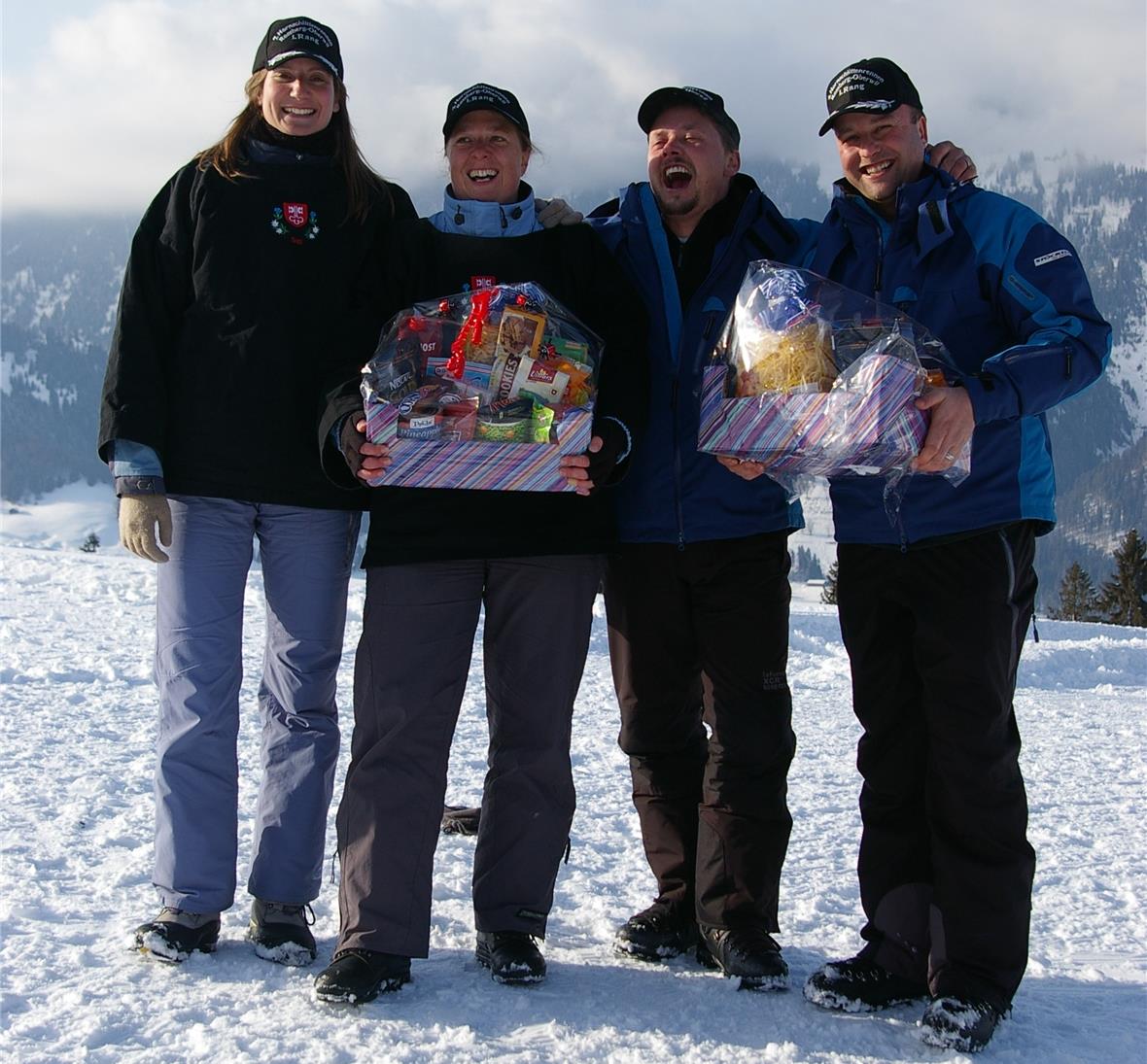 V.l.n.r. Beggrieder, Sommer Susanne und Kobel Daniela und die Herrensieger HC Klusen mit Schumacher Stefan und Portman Chrigu.