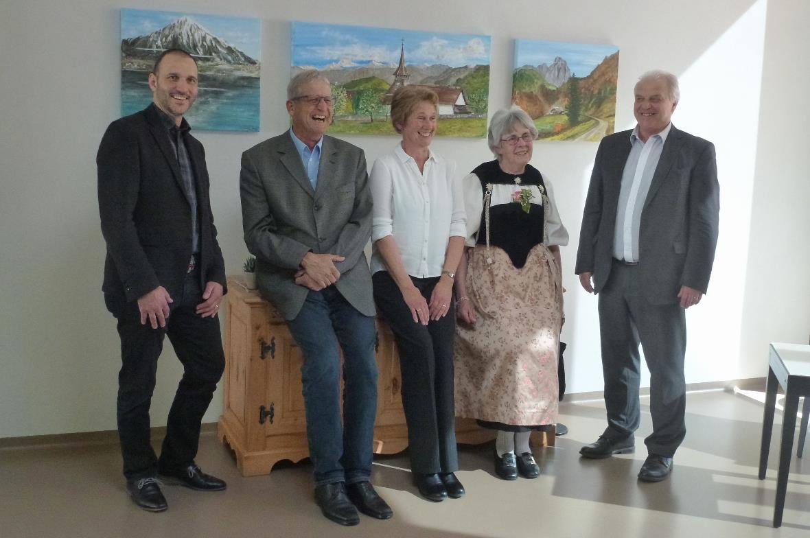 (V.l.n.r.) Michael Oppliger, Geschäftsleiter Pro Senectute Lindenmatte-Eigen; Peter Brügger, Präsident Pro Senectute Niedersimmental; Marie Carisch, Künstlerin aus Reutigen; Annemarie Krebs, Vertreterin Kirchgemeinde Reutigen und Ernst Scheuermeier, Vertreter Gemeinderat Reutigen.