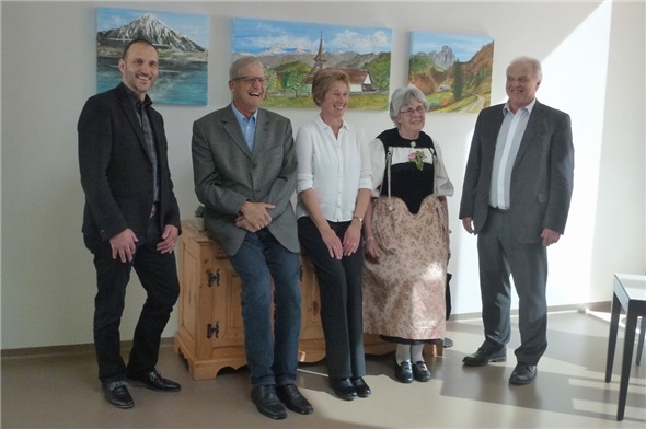 (V.l.n.r.) Michael Oppliger, Geschäftsleiter Pro Senectute Lindenmatte-Eigen; Peter Brügger, Präsident Pro Senectute Niedersimmental; Marie Carisch, Künstlerin aus Reutigen; Annemarie Krebs, Vertreterin Kirchgemeinde Reutigen und Ernst Scheuermeier, Vertreter Gemeinderat Reutigen.