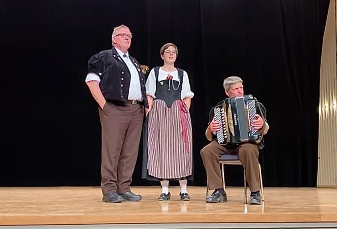 Volle Konzentration: Ueli und Martina Moor aus St. Stephan bei ihrem Auftritt, b...