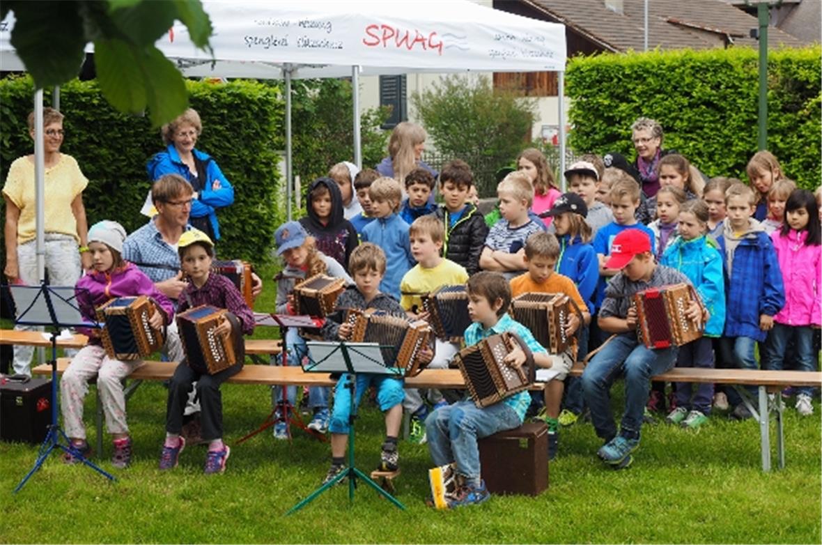 Volle Konzentration bei den Schwyzer Örgeli spielenden Kindern. Hansruedi Schore...