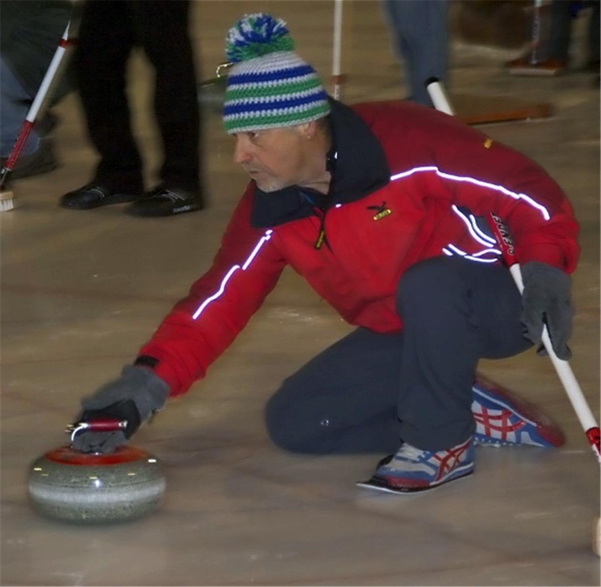 Volle Konzentration bei der Steinabgabe.
