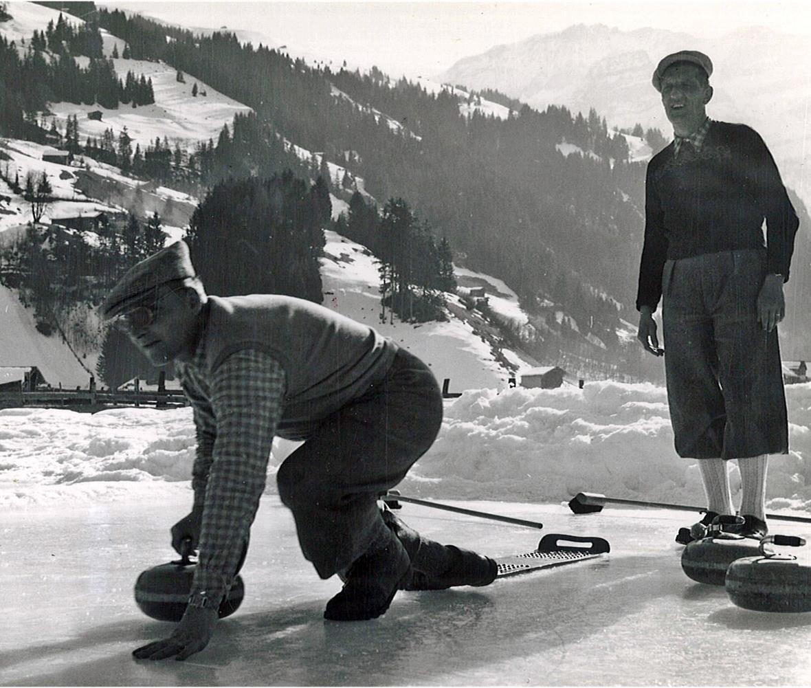 Grosses Jubiläumsturnier der Curler Volle Konzentration bei der Steinabgabe – gestern wie auch heute.