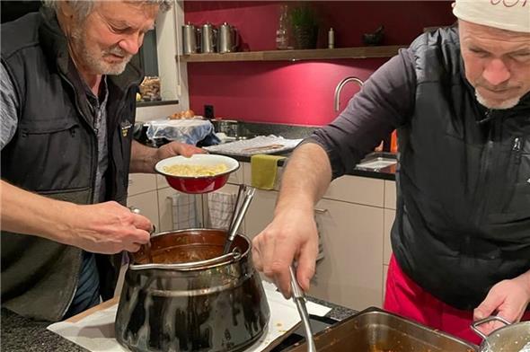 Volle Konzentration bei der Zubereitung des Hauptgangs.