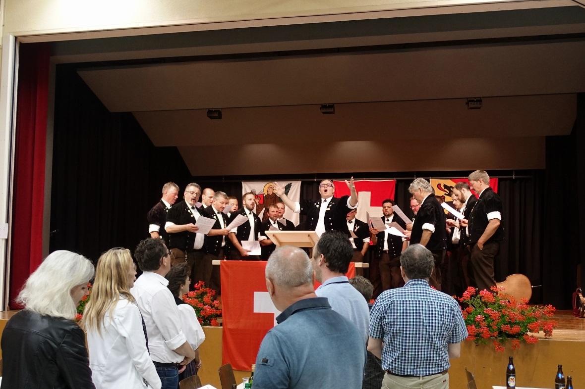 Voller Inbrunst dirigierte und sang Ueli Moor die Nationalhymne gemeinsam mit se...