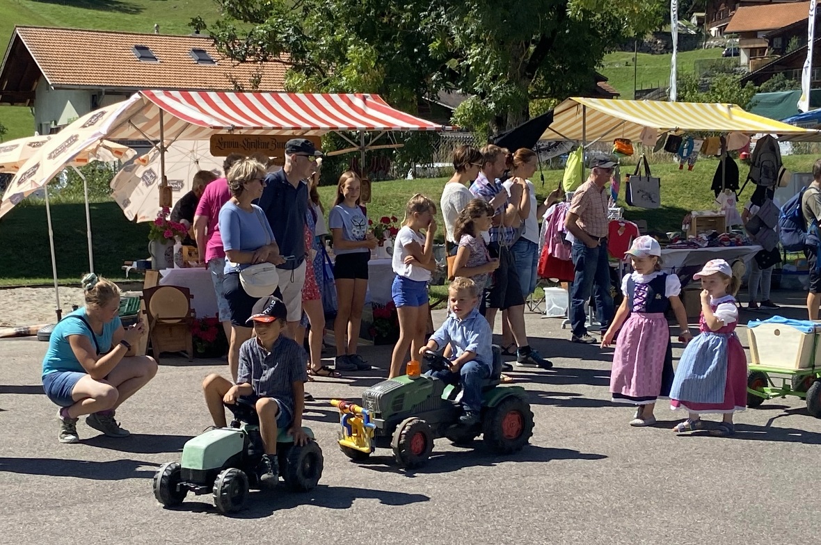 Voller stolz präsentierten die Kinder am 28. Bauernmarkt beim Umzug ihre schön d...