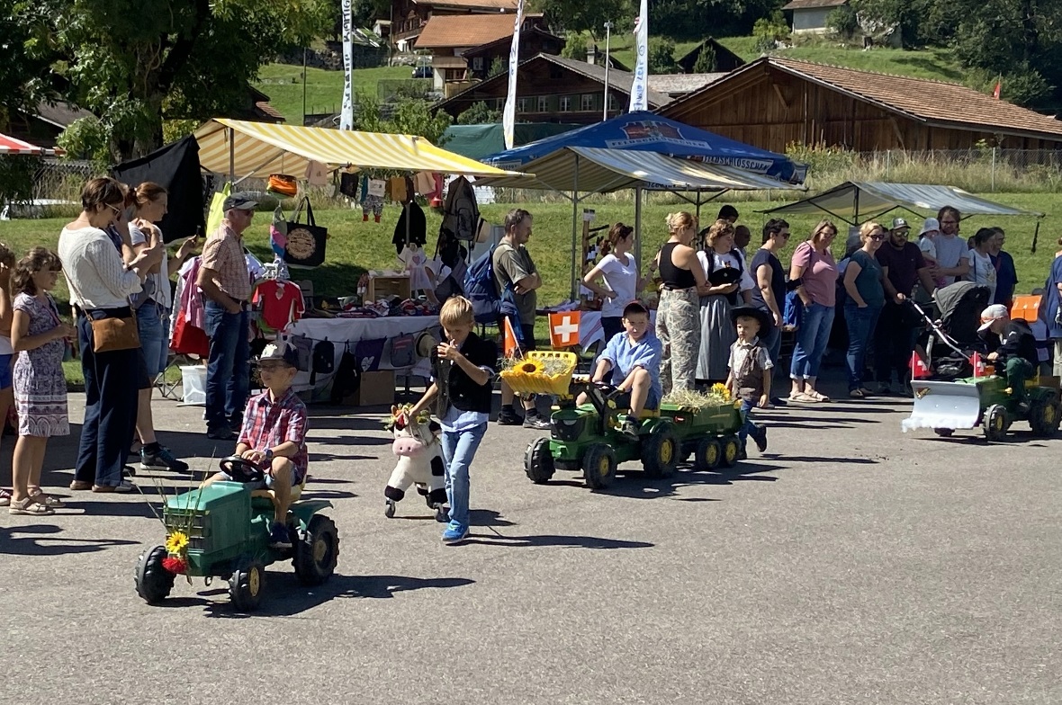 Voller stolz präsentierten die Kinder am 28. Bauernmarkt beim Umzug ihre schön d...