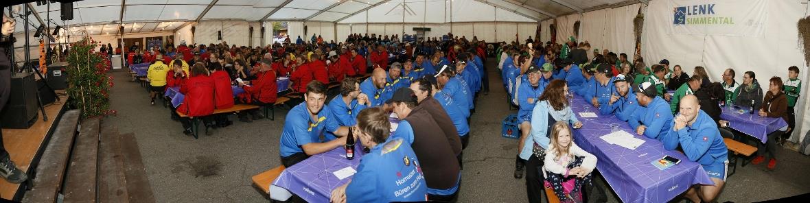 Volles Haus im Festzelt beim Hornusserfest 2018 an der Lenk.