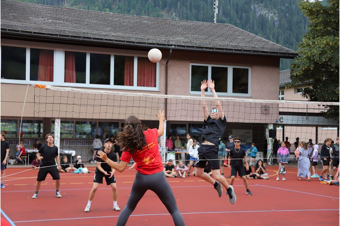 Volleyballmatch mit dem glücklicheren Ende für die Schüler.