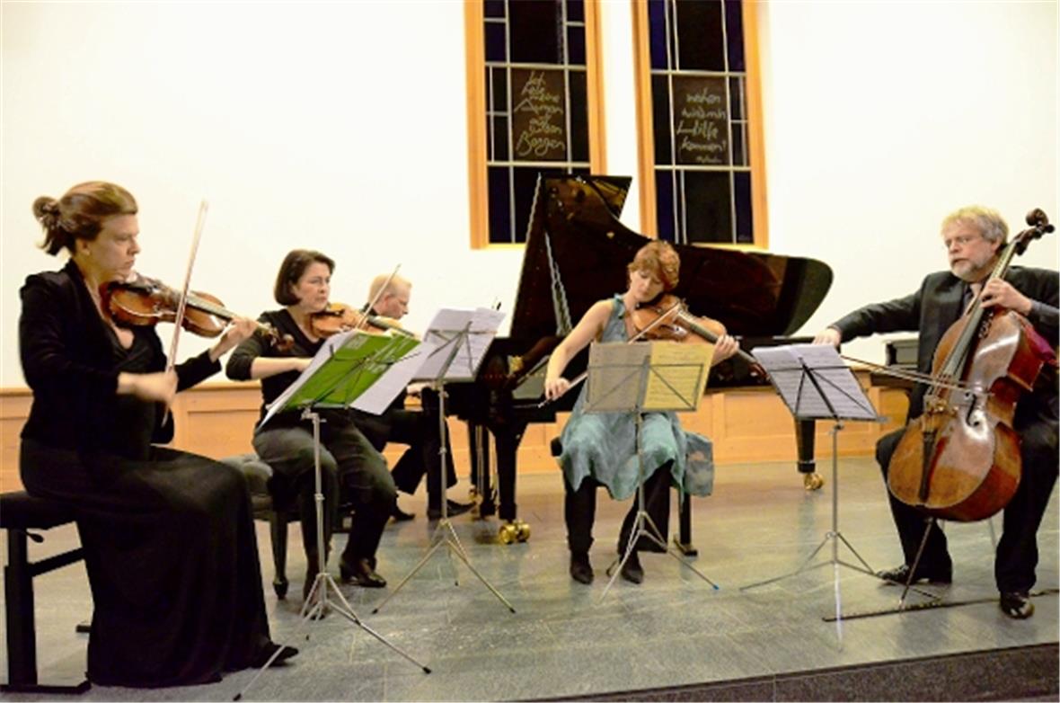 Vollkommen mit dem Werk auseinander gesetzt erfreute das Streichquintett, trotz ...