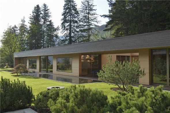 Vollständig in Holz gebaut, vorwiegend mit Schweizer Holz, mit vorgefertigten Holzelementen. Architektur: Reimann Sidler Architekten, Meiringen.