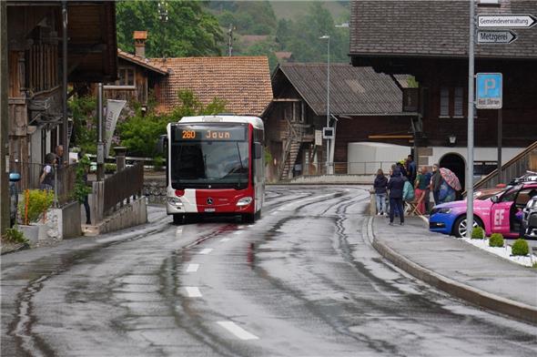 Vom 19. Mai bis 17. Juni kommt es wegen Belagsarbeiten zu Verkehrserschwernissen zwischen Boltigen und Reidenbach (Archivbild Ortsdurchfahrt Reidenbach).