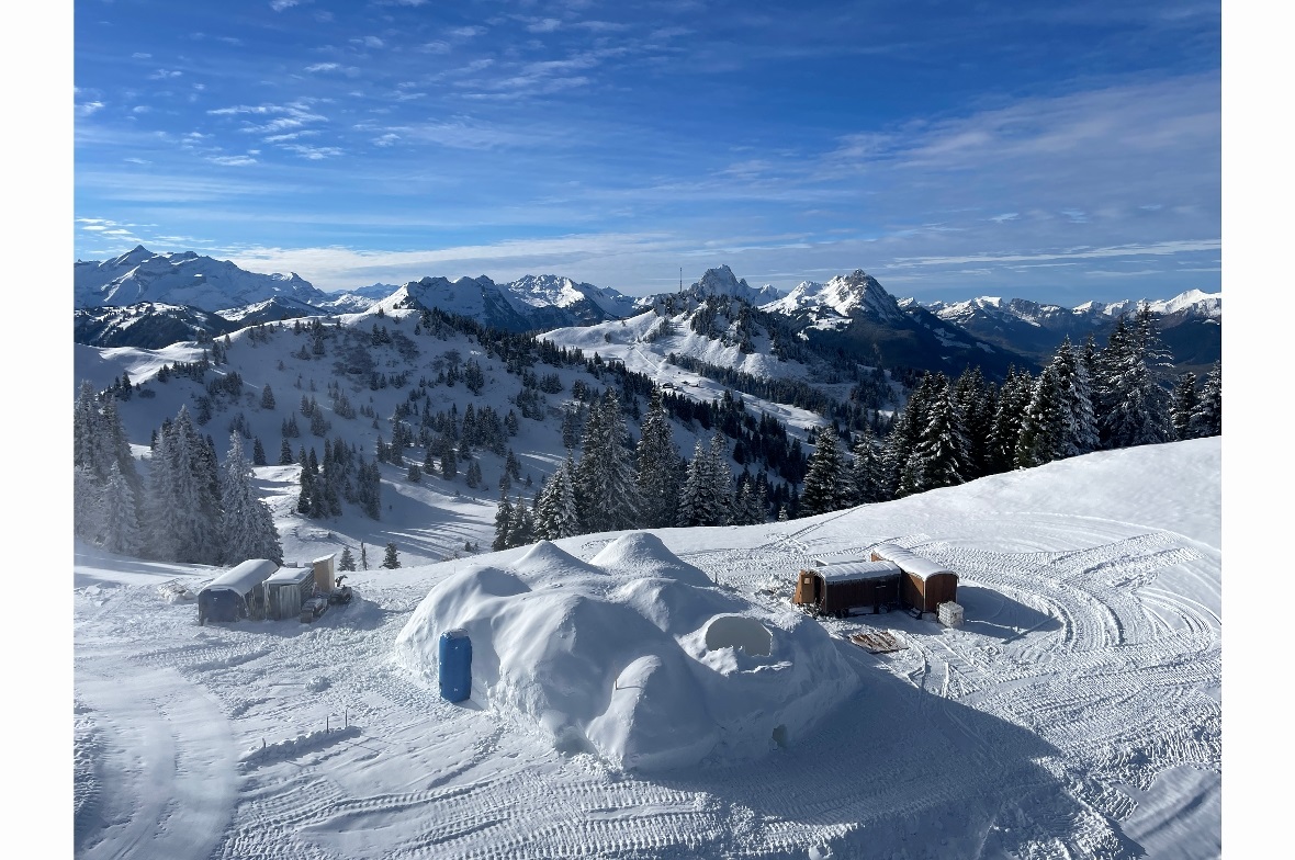 Vom Iglu-Dorf aus geniesst man eine eindrückliche Aussicht auf die Simmentaler- ...