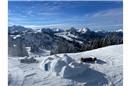 Vom Iglu-Dorf aus geniesst man eine eindrückliche Aussicht auf die Simmentaler- ...