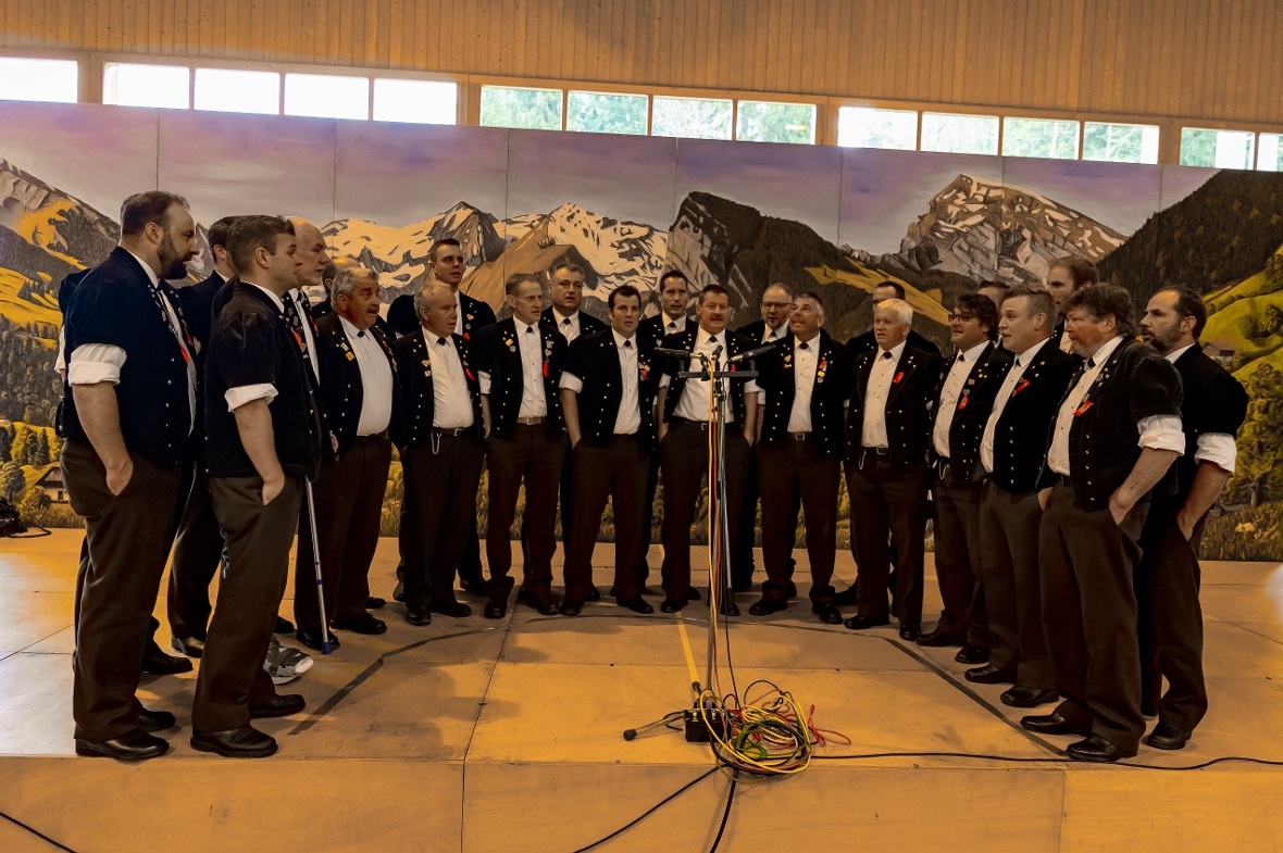 Vom Jodlerklub Flühblüemli Därstetten unter der Leitung von Barbara Wyss war zu ...