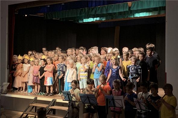 Vom Kindergarten bis zur 7. Klasse sangen alle bei den Ritterliedern mit.