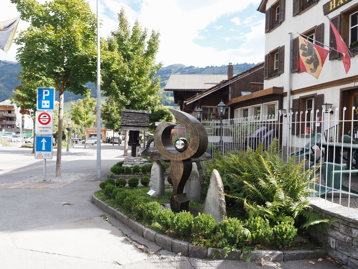 Vom Kreisel in Zweisimmen gut sichtbar: Mit dem Werk von Housi Knecht startet di...