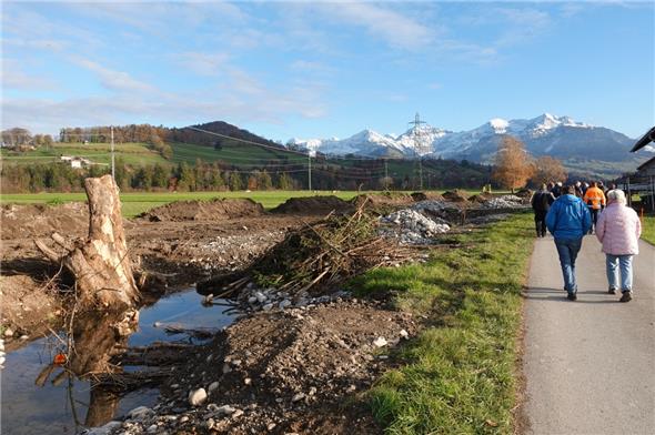 Vom Wiesenbächli zur verspielten Wasserlandschaft: Das Aubächli in Wimmis wurde im Bereich des künftigen Kiesabbauperimeters umgelegt und revitalisiert.