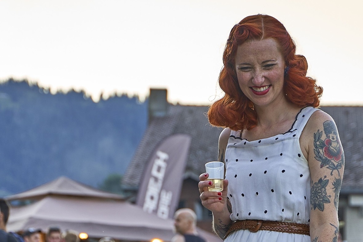 Von Kopf bis Kinderwagen auf die Fünfziger eingestellt.