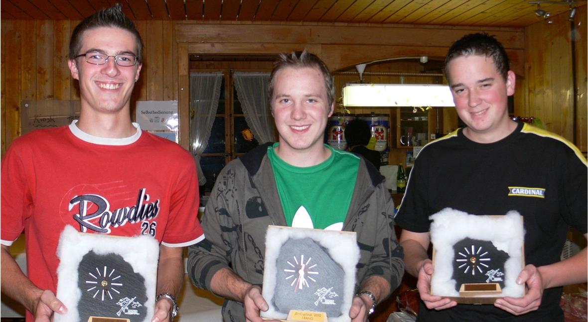 3 Titel für Hans-Otto Aegerter Von den Zweisimmer Jungschützen gibt es regional und interregional gute Resultate zu melden. Diese drei (von links) Simon Feuz, David Kurzen und Stephan Kuhnen setzten sich am Ausschiesset besonders in Szene.