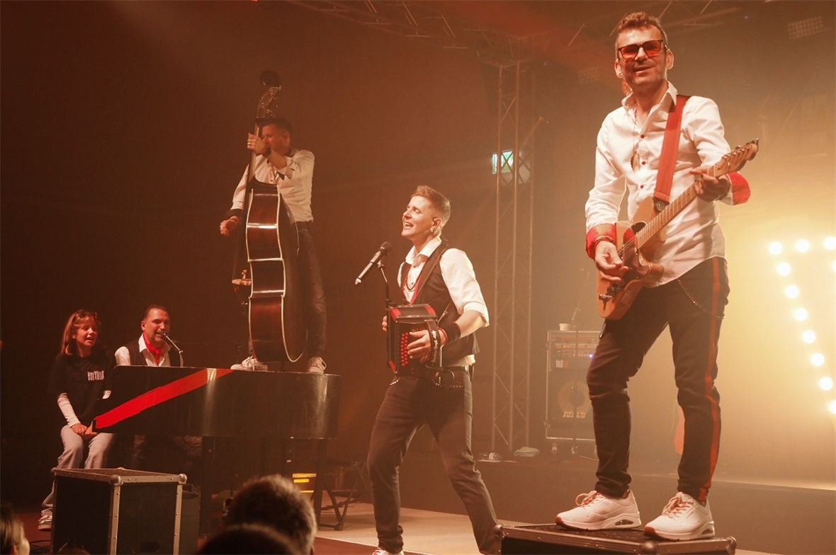 Von der Coverband zu einer eigenständigen Mundart-Band: VolXRoX hat eine klasse Entwicklung hinter sich und begeistert landauf landab – immer mit dabei ihre Markenzeichen der Kontrabass und das Schwyzerörgeli.