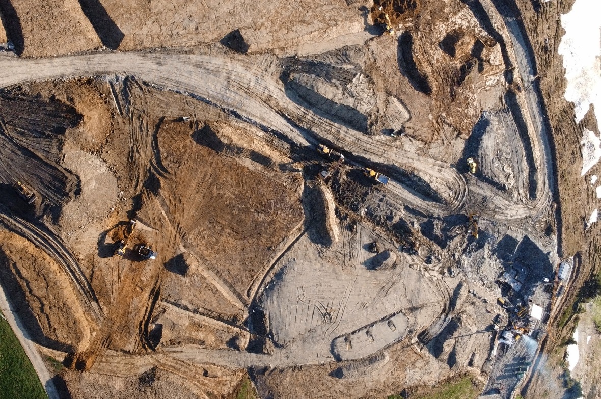 Von der Grossbaustelle zum Speichersee in wenigen Monaten.