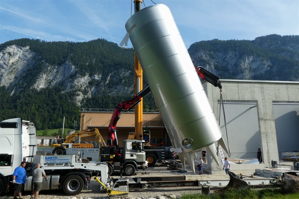 Von der Horizontalen in die Vertikale gehisst mit Hilfe von zwei Kränen.