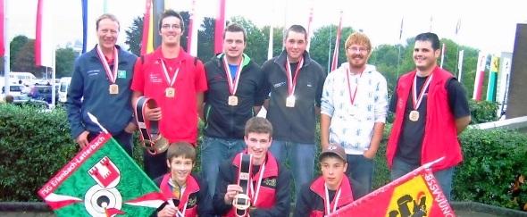 Von links: Manfred Wyssmüller, Betreuer U17, Simon Feuz, Martin Bärtschi, Stephan Kuhnen und Florian Kurzen mit ihrem Betreuer Mike Pfund der Zweisimmen Schützen. Kniend: Der Erlenbach-Latterbacher Nachwuchs U17 mit Ruedi Bühler, Manuel Schmid und Rolf Schütz.