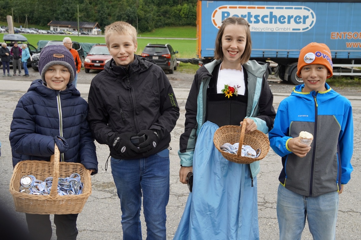 Von links: Mischa, Felix, Carmen und Lenny hatten unzählige Plaketten verkauft. ...