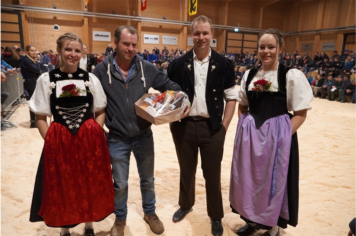 Von links nach rechts: Ehrendame Jeanine Tritten, zurückgetretener Präsident Ton...