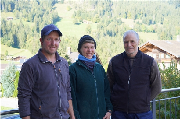 Von links nach rechts: Gemeinderat Hansjürg Gobeli, Projektleiterin Pauline Zenetti und Geschäftsführer des Bergwaldprojekts Martin Kreilinger.