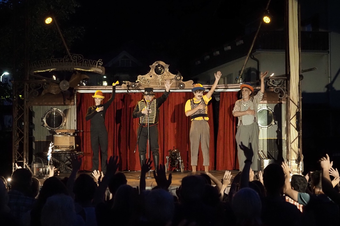 Von links nach rechts: Netti (Rahel Merz), Ferdinand (Raphael Kost), Ironius (Ferngesteuerter Metallhund), Tino (Max Meier)und Tisu (This Zogg).