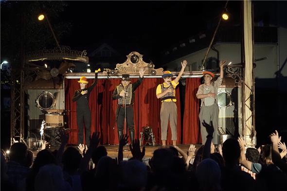 Von links nach rechts: Netti (Rahel Merz), Ferdinand (Raphael Kost), Ironius (Ferngesteuerter Metallhund), Tino (Max Meier)und Tisu (This Zogg).