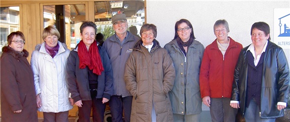 Von links nach rechts: Vreni Salvisberg, neue Hausdienstleitung (ad interim), Brunhilde Vierig, ex. Hausdienstleitung, Doris Toscano, neue Heimleitung, Daniel Schneider, ex. Heimleitung, Lotti Schneider, ex. Heim- und Pflegedienstleitung, Brigitte Riesen, neue Pflegedienstleitung, Ruth Kilchör, ex. Betriebskommissionspräsidentin, Daniela Zeller, neue Betriebskommissionspräsidentin.