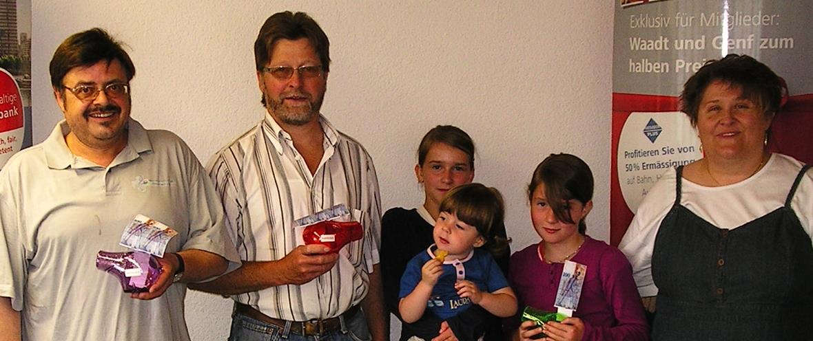 Von links nach rechts: Zweitplatzierter Hansruedi Kropf, Gewinner Alceo Gottardi,Drittplatzierte Mirjam Feuz – getragen durch ihre Schwestern Seraina und Sheila und Silvia Hadders. Die ebenfalls im dritten Rang platzierte Margrit Matti war verhindert.