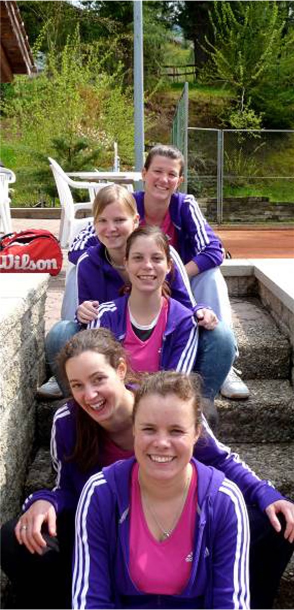 Von u. nach o.: Stina van Enckevort, Rahel Trachsel, Martina Beetschen, Karin Aegerter, Manuela Müller (es fehlen Florentine Citron, Petra Walker, Trix Schletti und Olivia Wittwer)