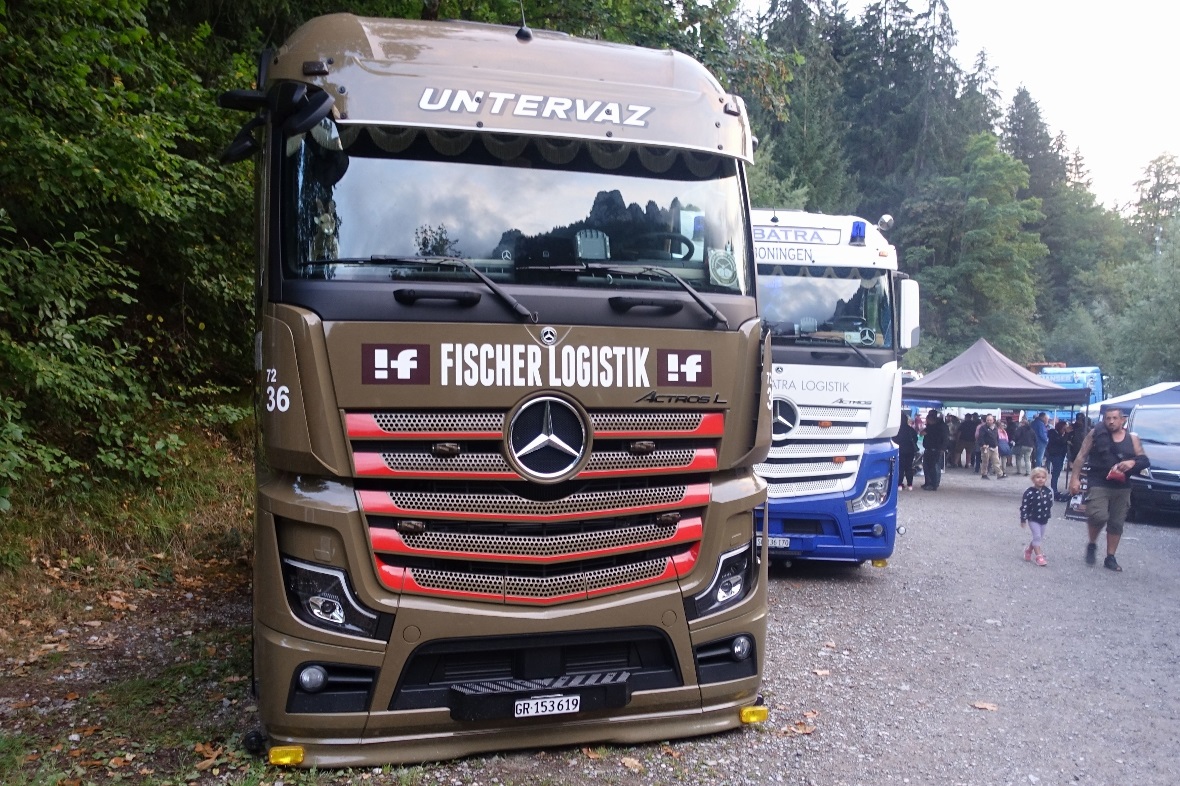 Von weither angereist.