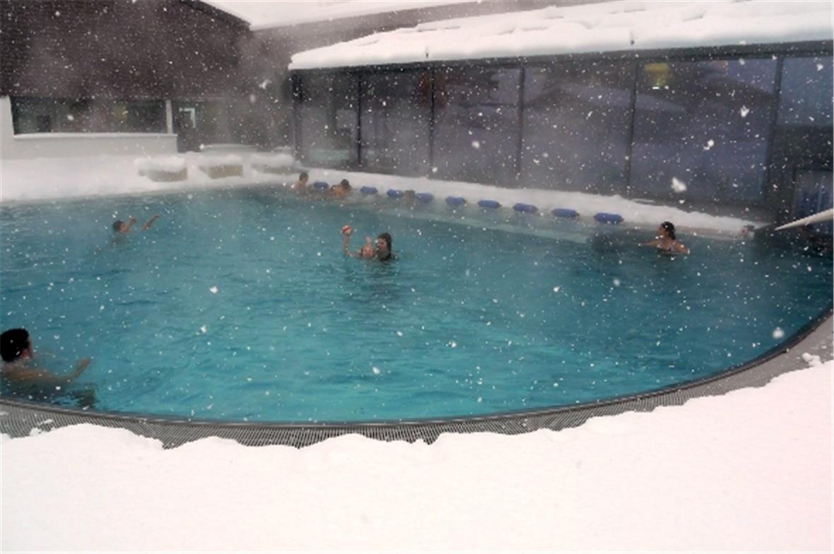 Vor allem bei Schneetreiben lockt das Aussenbecken mit warmem, 34-Grad-Wasser.