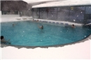 Vor allem bei Schneetreiben lockt das Aussenbecken mit warmem, 34-Grad-Wasser.