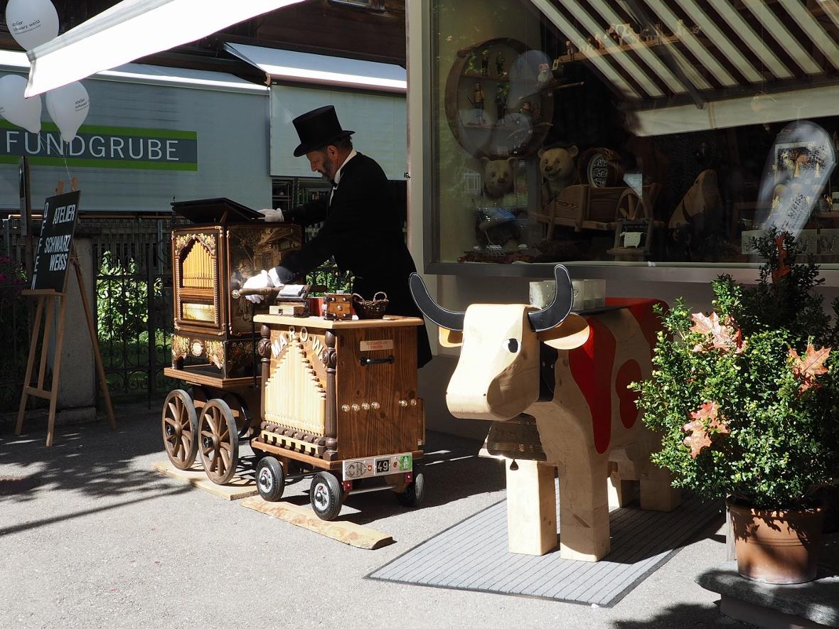 Vor dem Atelier schwarz weiss von Susanne Kübli lenkte die Drehorgelmusik von Pe...