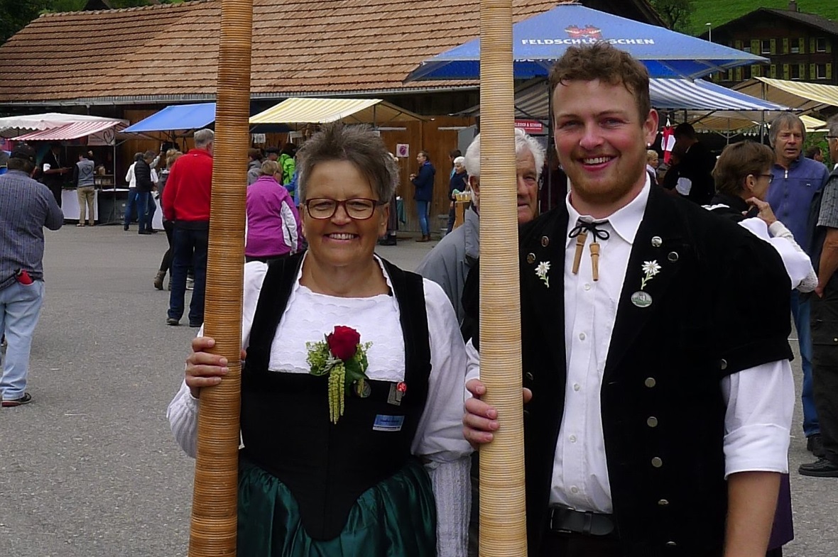 Vor dem Auftritt der Alphorngruppe Mittagsfluh.