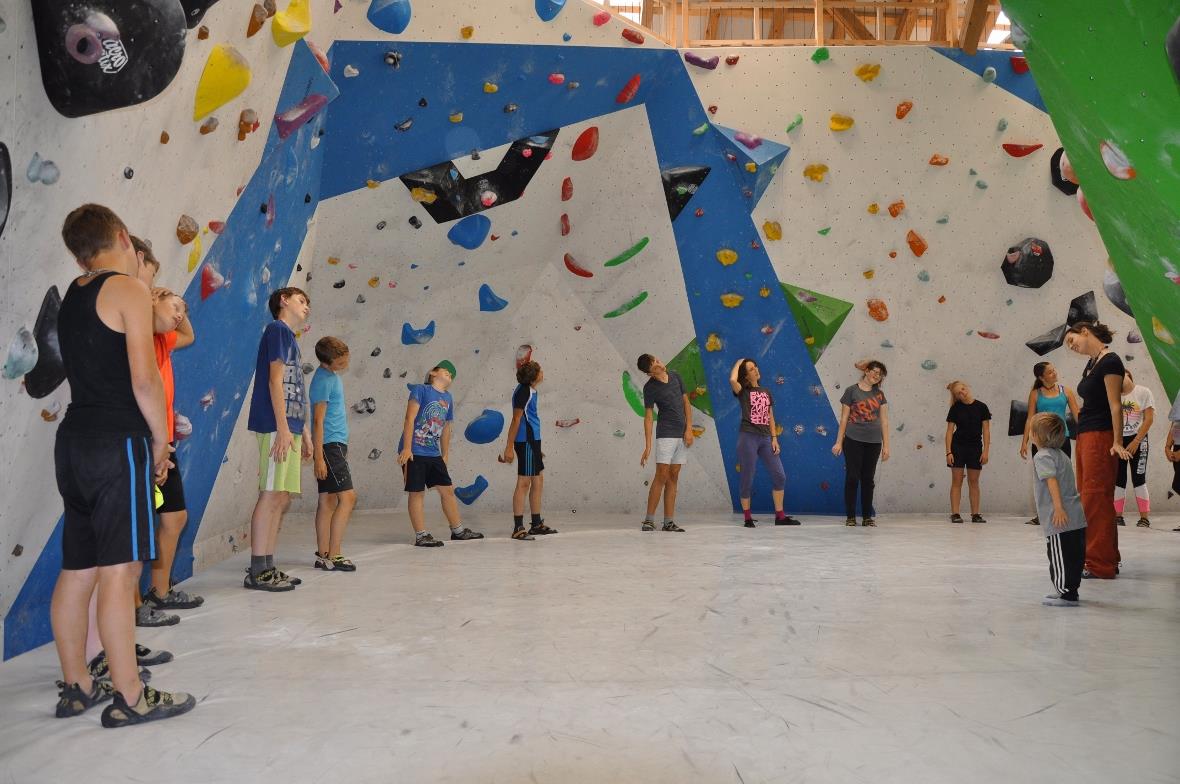 Vor dem Klettern werden die Muskeln aufgewärmt.