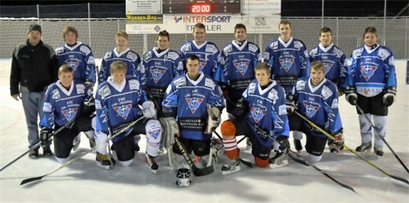 Vor dem Match war die Welt für die Junioren noch in Ordnung: Hinten v.l.n.r: Zeller Jöggi Trainer+Coach, Wälti Eric, Loibl Sebastian, Lempen Remo, Perren Florian, Rindlisbacher Björn, Salzmann Roger, Zeller Silvio, Zeller Ramon. Vorne v.l.n.r: von Känel Michael, Wälti Joël, Zeller Yves, Bucher Fabian, Schletti Remo. Es fehlen: Lempen Michael, Loibl Andreas