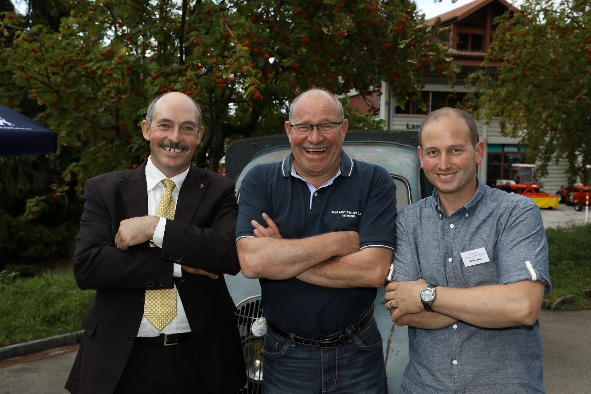 Vor dem Peugeot 2018 aus dem Jahre 1948, trafen sich die drei Iselis, Grossratsp...